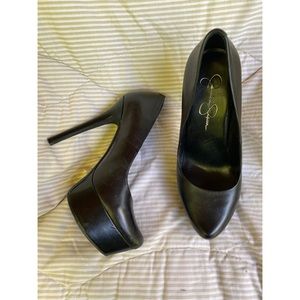 pointy toe black platform pumps. approx 1 inch platform and approx 5 inch heel
